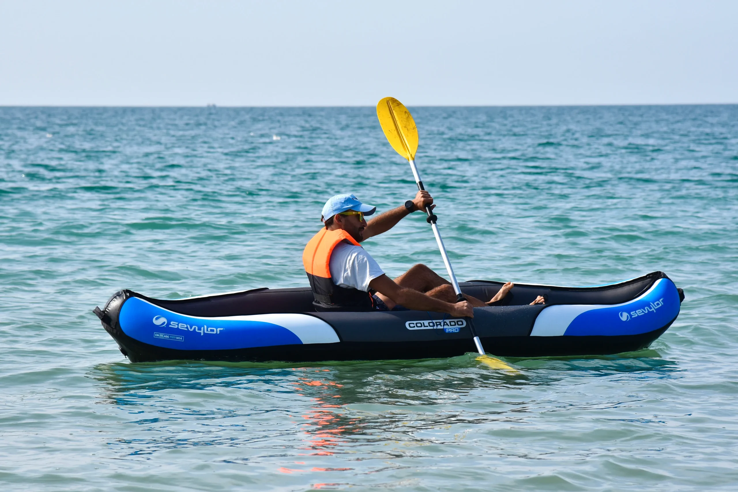 Kayak hinchable NomadaFit en una aventura outdoor sobre aguas tranquilas