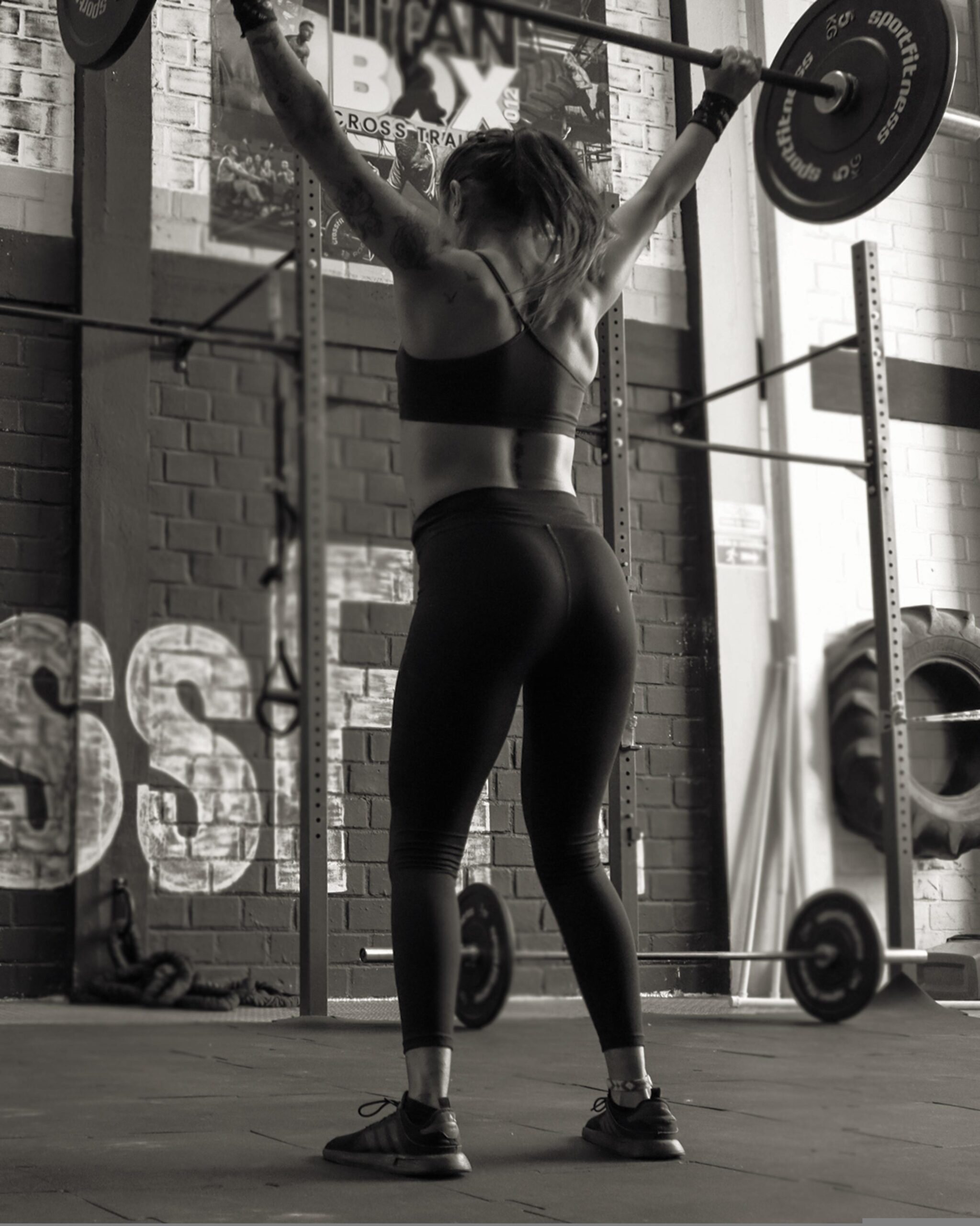 Atleta entrenando intensamente en un gimnasio controlado