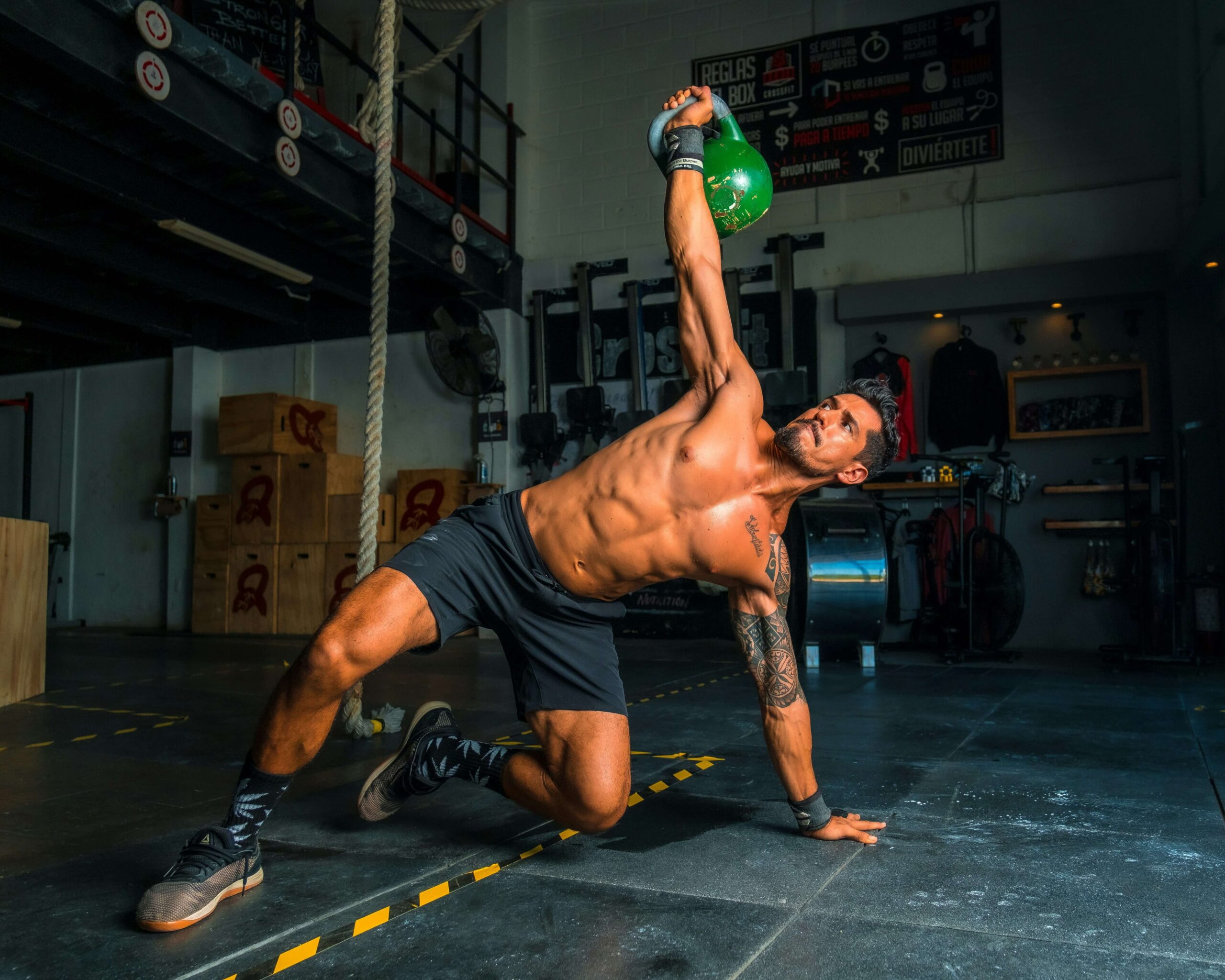 Entrenamiento de fuerza con kettlebell NomadaFit
