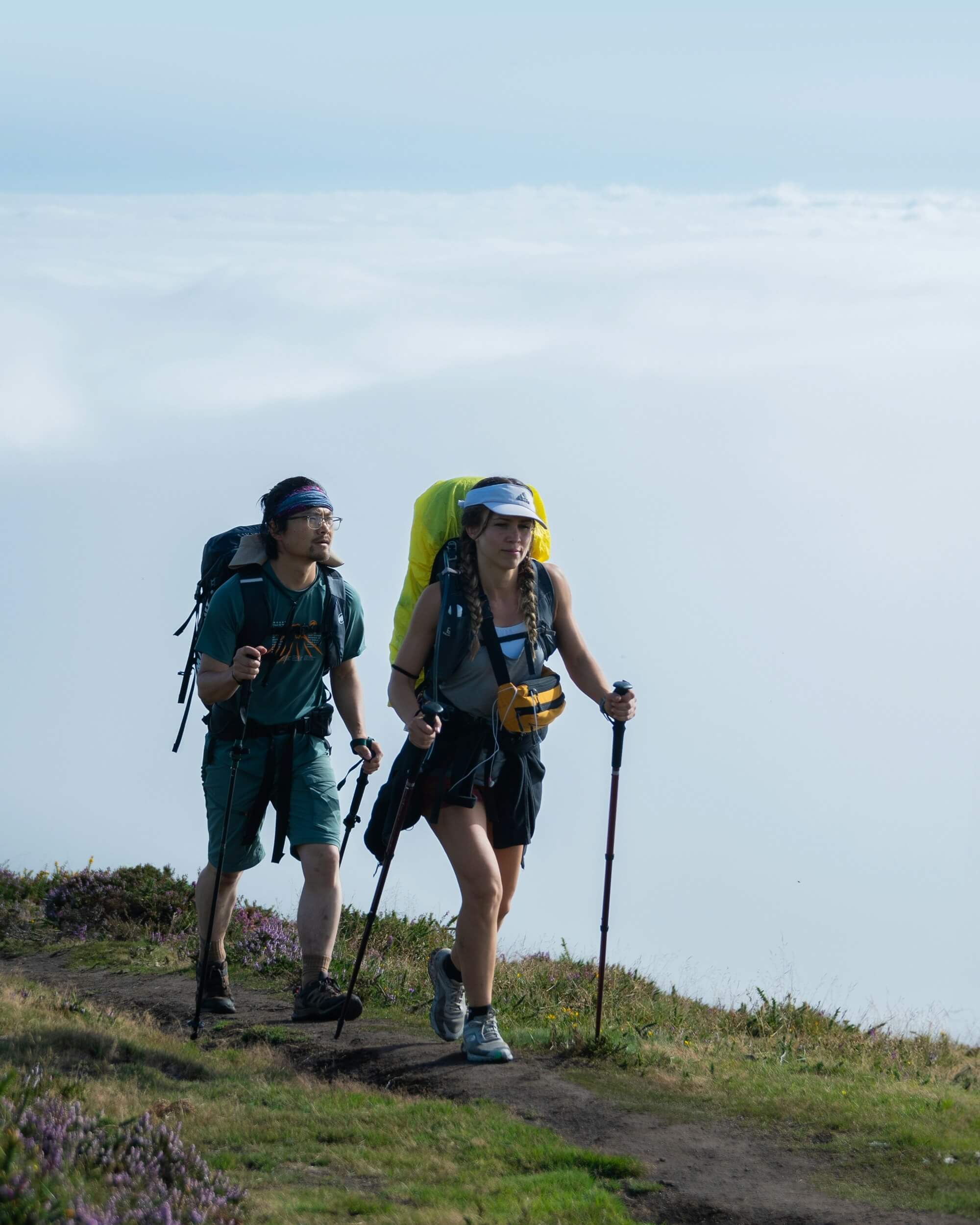 Zapatillas de trekking para Camino de Santiago sobre terreno de ruta